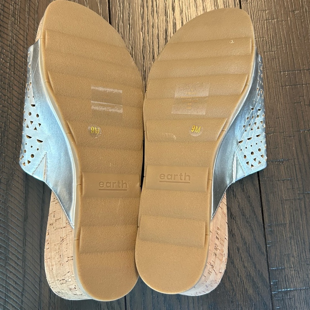 Earth Wendy Laser Cut Casual Slip-on Wedge Sandals Women SZ 9 Metallic Silver - Picture 6 of 7